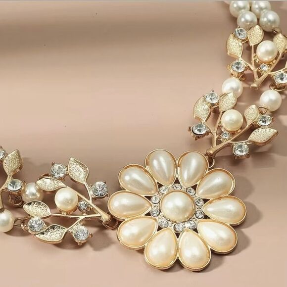 🌸NEW Elegant Pearl, Crystal  and Gold Floral Bib Statement Necklace 🌸 - Picture 5 of 6